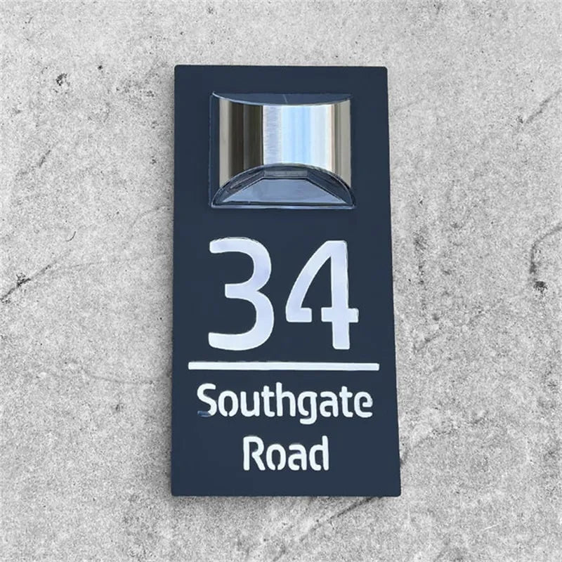 Placa de puerta solar personalizada: elegancia y visibilidad